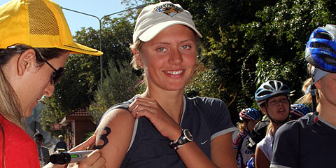  'Комсомолка, спортсменка... и просто красавица' - Наталья Шляхтенко на предстартовой регистрации.